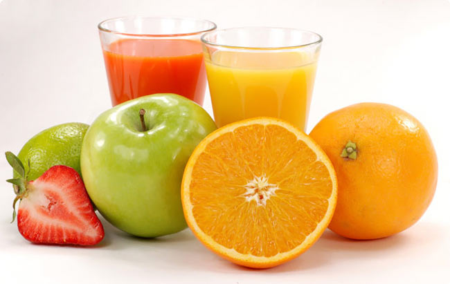 the right time to eat fruit,مزایایی خوردن میوه به طور صحیح،تصویری از پرتقال و سیب و آب میوه